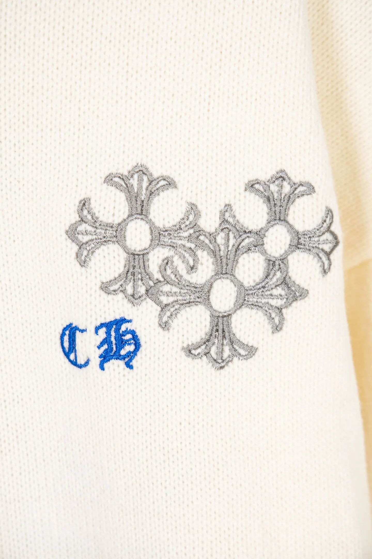 P260 Chrome Hearts CH Chrome Hearts Embroidered Disk Sanskrit Cross Hole Knitted Sweater Pullover. The popular style is the same for men and women. It is matched with black and white. It looks great in real life. The upper body looks good and it looks good in daily wear. It is even better when taking photos. It’s hard not to buy it. Buy it for me!!! Believe me, no one can refuse such a machine-length Chrome Hearts jacket. The version has been expanded based on the old version. The upper body is loose and stylish, and the hem is expanded to a casual design. Fat people look extremely slim, thin people have limited height and high-end. Ten thousand yuan ZP printing, 1:1 perfect restoration, looks good when worn alone or stacked, can be easily controlled by both men and women. If you care more about quality, you must also respect the price. It is completely different from the thin see-through bottoms and junk products on the market that pill when worn. If the style makes you shine at a glance, then quality is what you should pay more attention to. Compared with price, we focus on quality. Customers who have received my products all know it. ️️️ Sweaters on the market are generally made of bract core yarn. We use modal. The advantages over core-spun yarn are very intuitive: high cost, high price, high density, relatively expensive for developers, and let us make a lot less money. In addition, it is delicate, has no scum on the upper body, resists pilling, and is high-end. We are conscientious sellers and do not use core-spun yarn. Apart from being cheap, core-spun yarn is really useless. It shrinks, pills, hooks, and makes people pierced. He is proficient in everything. It is 2024. Who doesn’t want to look decent when they go out? Quality determines the upper body effect. No matter how bad the quality, the best style is still the temperament of the urban-rural fringe. We only do long-term business. Quality determines character. Take it back and wear it with confidence and wash it. The quality of the pattern will definitely make your eyes shine. We only make the right version of high quality. We make high-end hard goods. Reject junk goods and reject fast food. Conscientious quality and conscientious price. You deserve it!  Color: Black Beige Gray Size: S M L